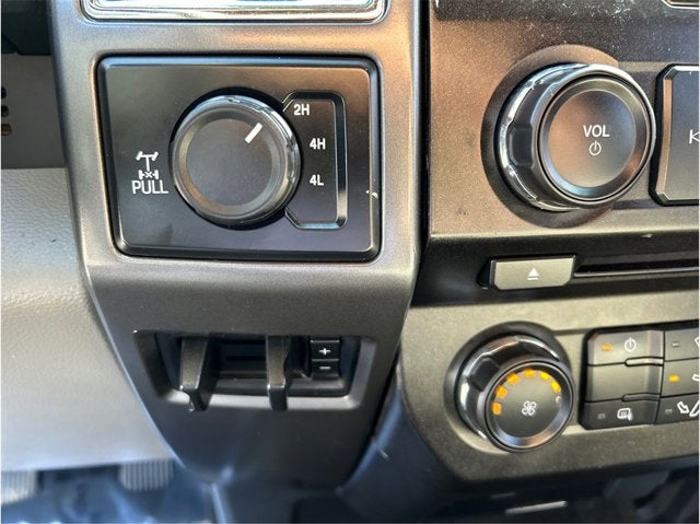 2017 Ford Super Duty F-350 SRW SRW XLT LONG BED 4X4 FX4 6.2L GAS CLEAN